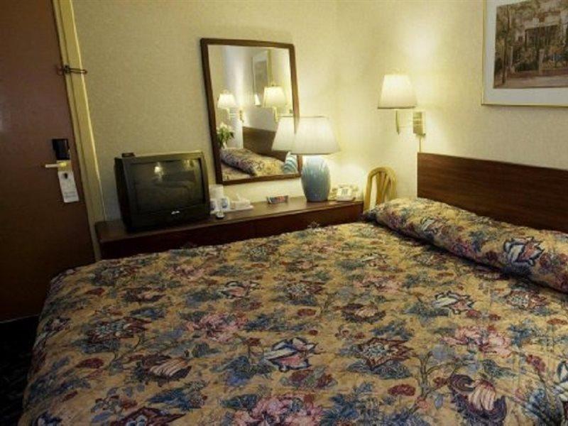 Americas Best Value Inn Dearborn Extérieur photo