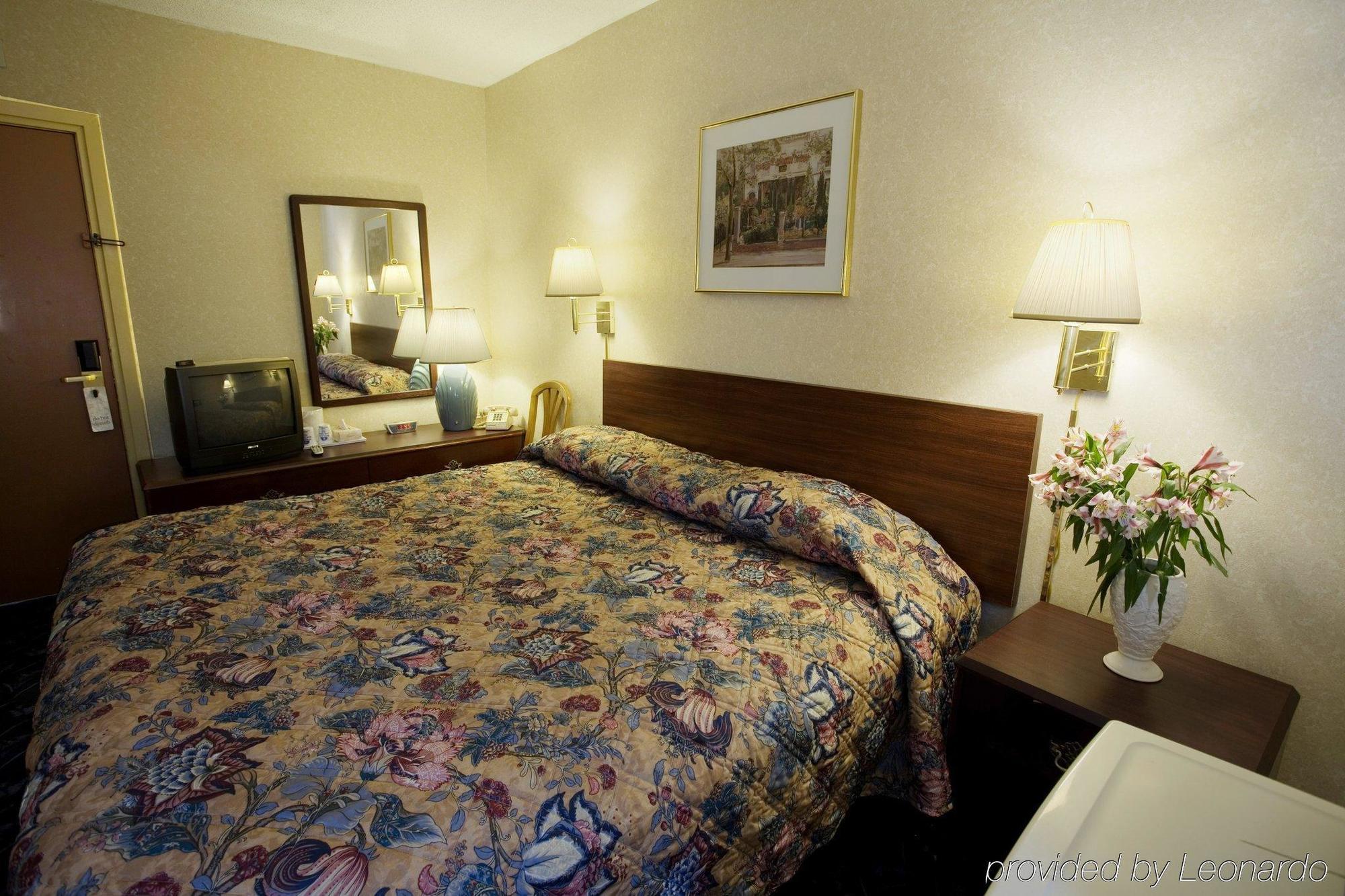 Americas Best Value Inn Dearborn Chambre photo